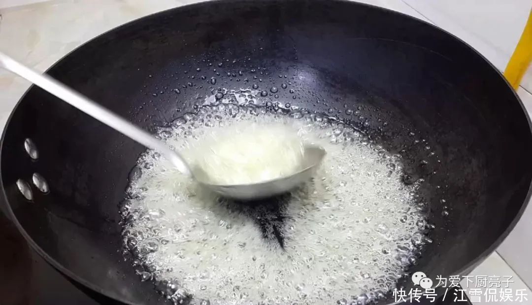  香甜|4个鸡蛋，1碗面，锅里炒一炒，又香又软又香甜，比沙琪玛还好吃！