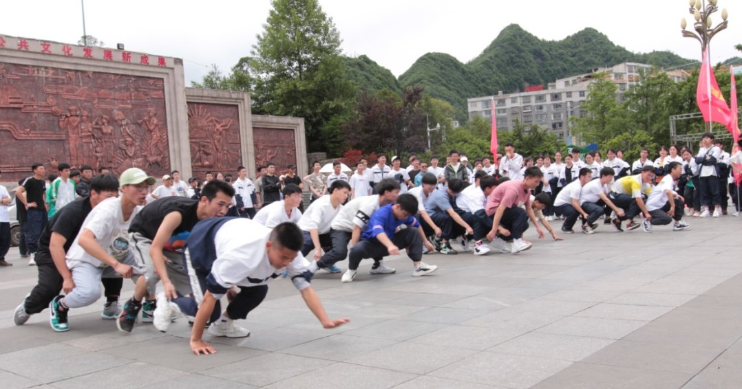 活动|六盘水外国语实验学校“重走长征路·红心向党行”徒步毅行活动举行