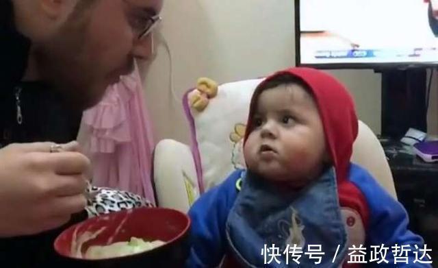 儿子|爸爸喂儿子吃辅食,全喂到他自己嘴里,宝宝懵了:这是亲爸吗?