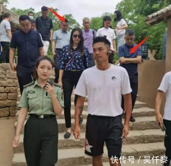 出游|林丹一家六口出游,夫妻俩表情淡漠,4岁儿子已长到爸爸腰