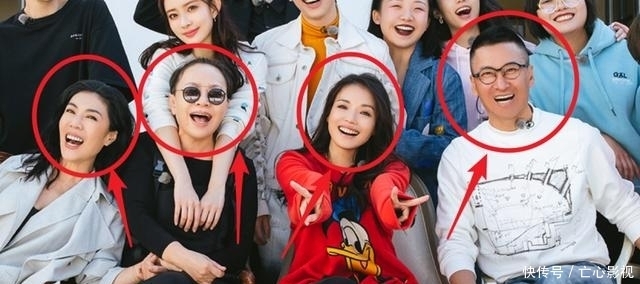 大合照|《桃花坞》第一张大合照上线,张翰站在旁边,只有四个人有座位