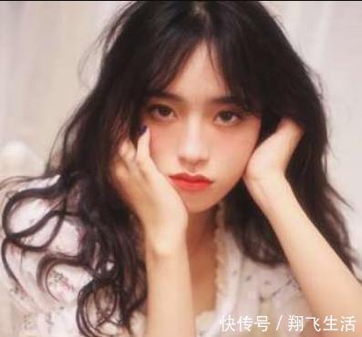 女生经常做这几个“动作”,嘴唇会越来越丑,香肠嘴指日可待