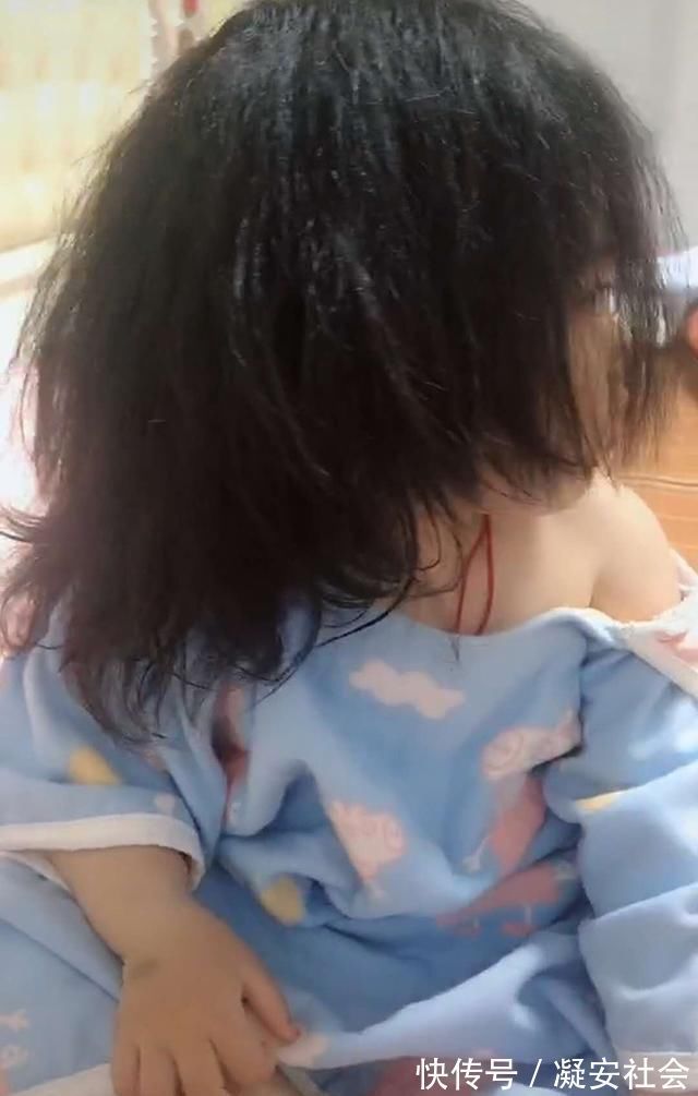 露肩装|宝宝一觉醒来,睡衣变成了“露肩装”,呆萌可爱的模样笑翻妈妈