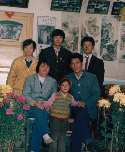 殘疾|“山楂妹”:因殘疾被親生父母拋棄,成名后拒絕認(rèn)親,只愛養(yǎng)父母