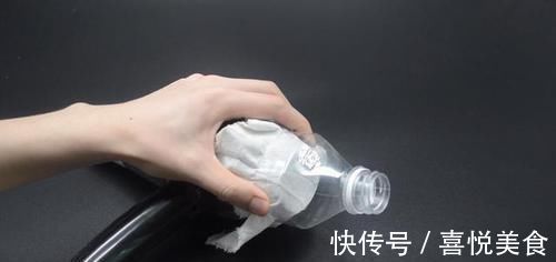 在门口放一个塑料瓶，太聪明了，解决了困扰大家的一大难题，真棒