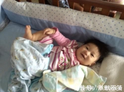 感情|宝宝跟宝妈的感情有多深？睡姿就能看出来，3种中一个就很幸福