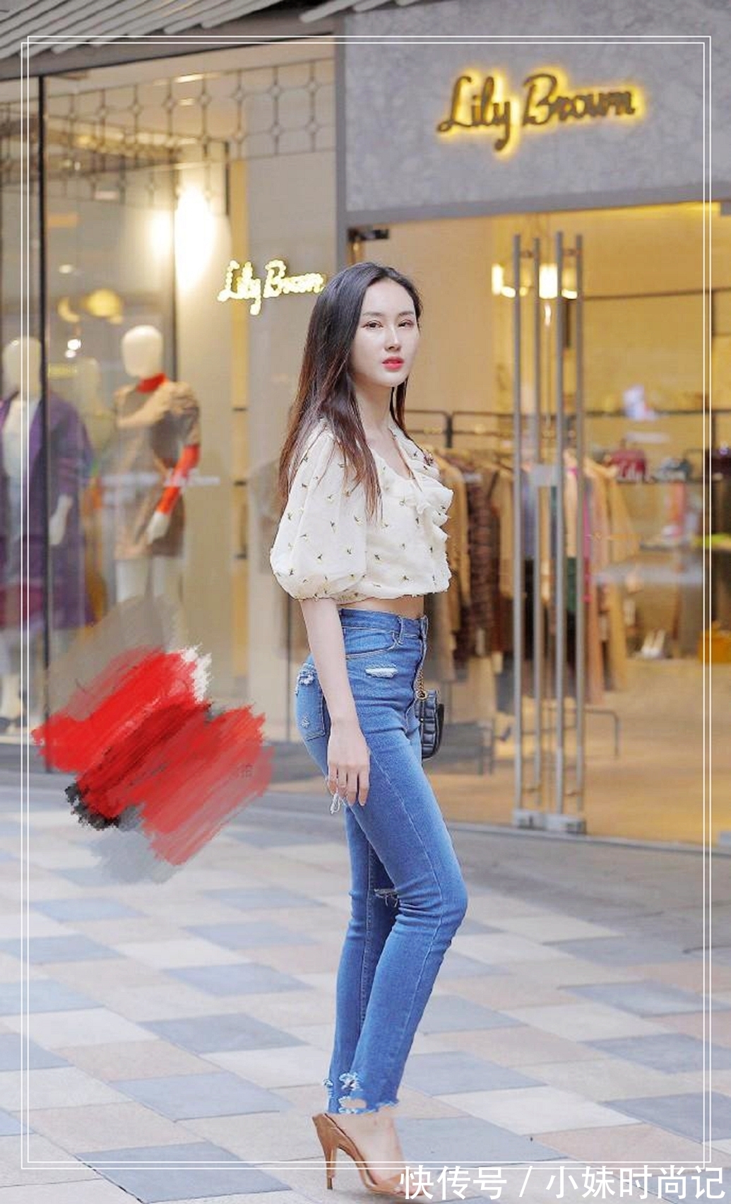 街拍 时尚街拍:靓丽的白领,身穿碎花衣+牛仔裤,端庄又淑女