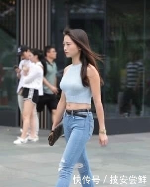 修身背心搭配牛仔裤,时尚又奢华,彰显女人的独特魅力