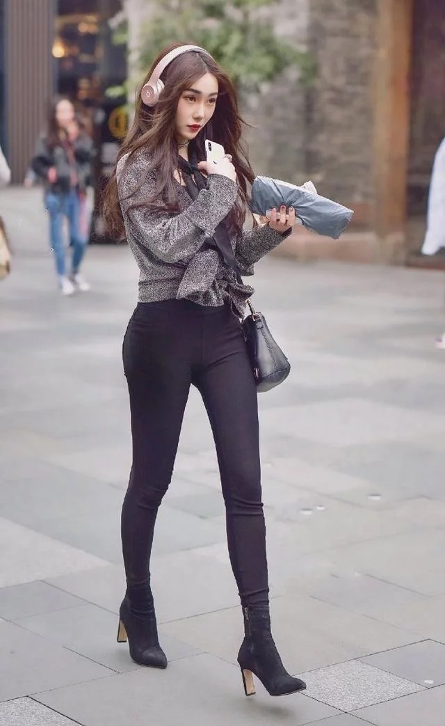 街拍:小姐姐身穿黑色吊带连衣裙,修长的美腿让人羡慕不已