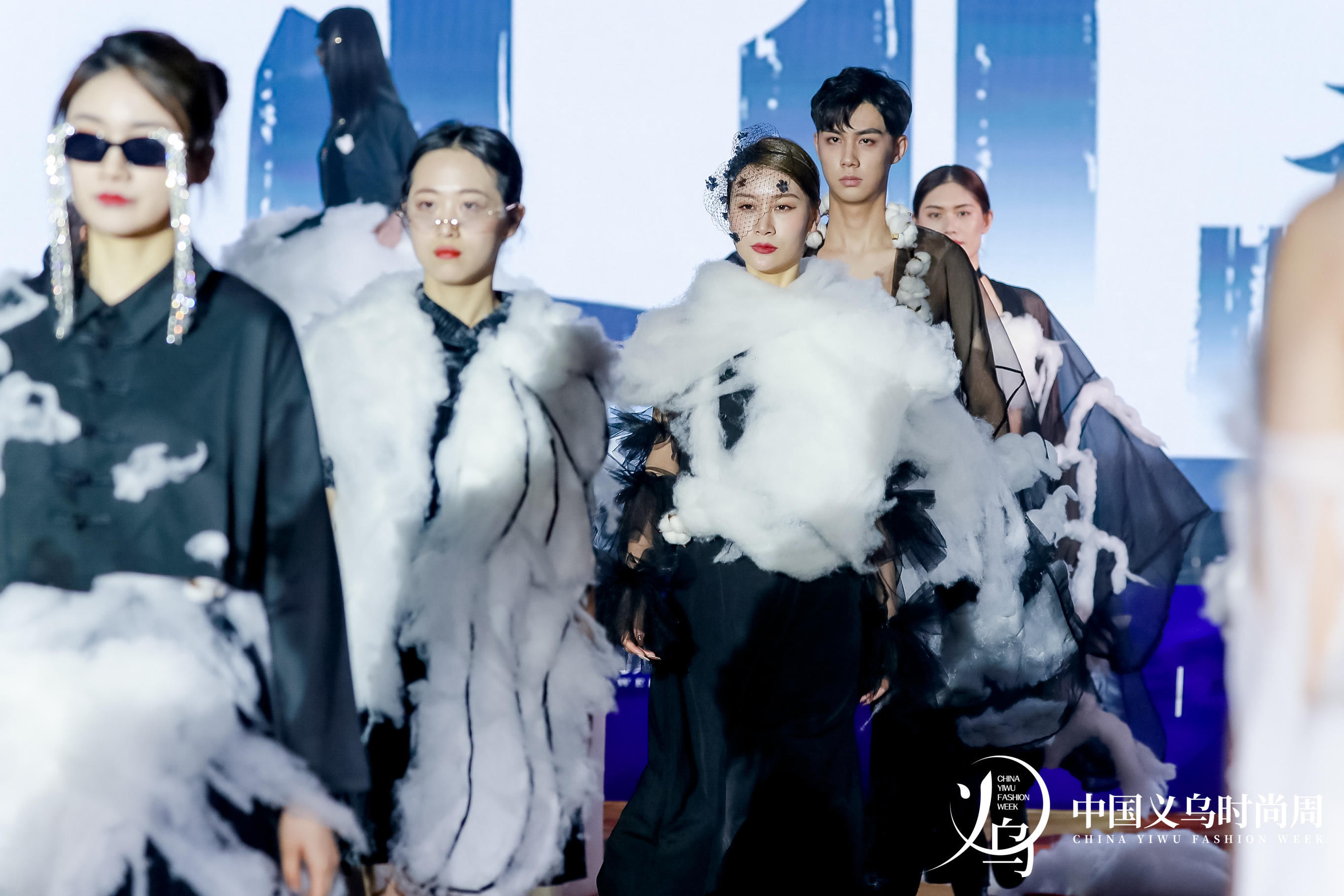 古阿新《云起时》时装秀 助力首届中国义乌时尚周发布会