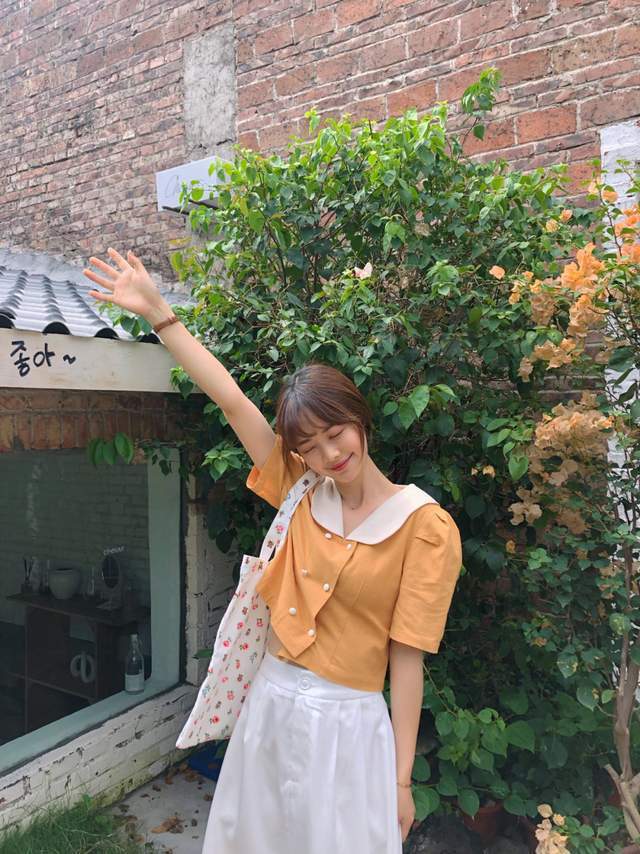 秋天|秋天裙装怎么穿好看？短袖上衣配半身裙简约高级，提升气质又显白