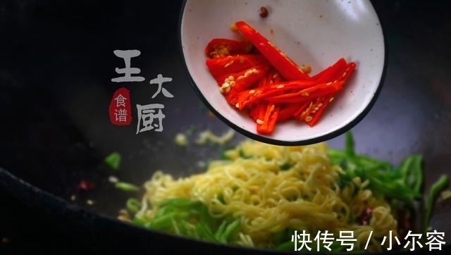 方便面|方便面别再煮了，这样一做口感Q弹、韧性十足，一次两包都不够。