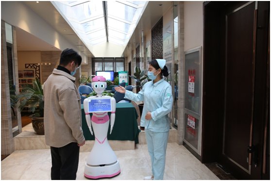 齐齐|齐鲁医院健康管理中心5G+AI机器人“齐齐”上岗