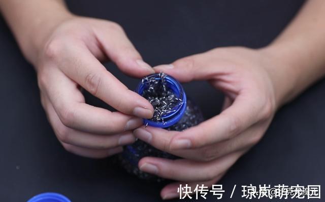 瓶盖|大瓶口的塑料瓶别扔了，简单改造一下，厉害又好用，家家都能用到