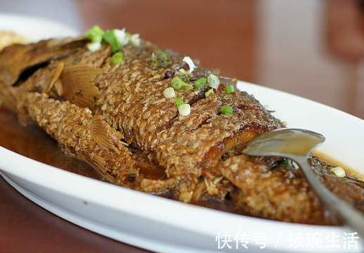鱼肉|不管炖什么鱼，去腥别只会放料酒，多放这2样，鱼肉鲜香没腥味