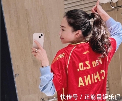 田志希|田志希曬樊振東簽名球衣，披身上炫耀，還問(wèn)與東哥的混雙能否實(shí)現(xiàn)