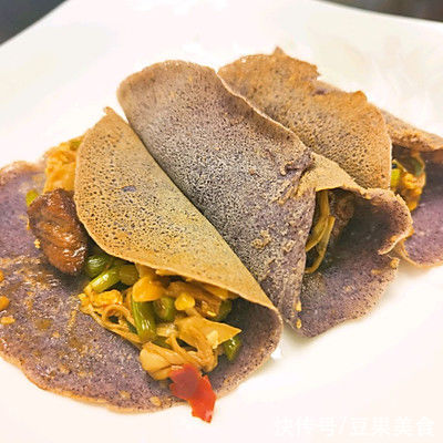 最适合在家吃的减脂:粗粮饼卷菜+肉,美味又健康