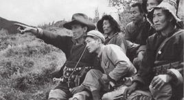 不料|土匪盘踞山洞凭险顽抗，不料剿匪部队摆上几万斤湿柴，顺风放烟