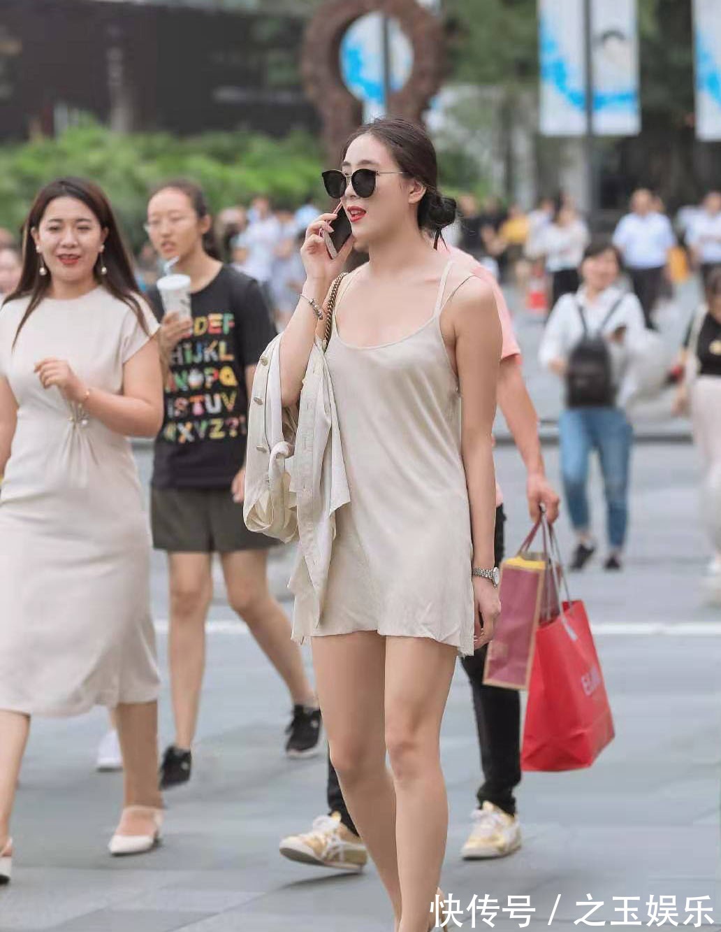 穿搭 非常温柔显气质的穿搭,米白色吊带裙+开衫,让你轻轻度过一周哦