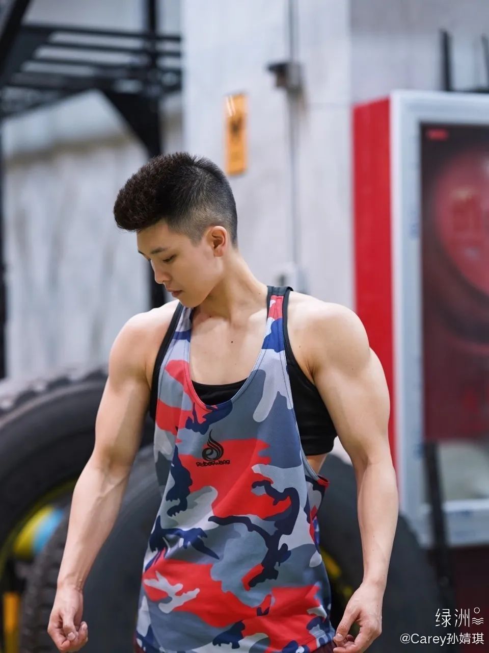 动作|她是最健壮的姑娘拥有麒麟臂、完美腹肌的小姐姐是如何练腹的