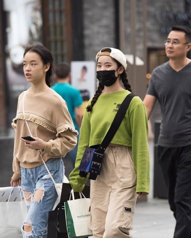 路人街拍，小姐姐这身材穿紧身裙子，简直太合适了