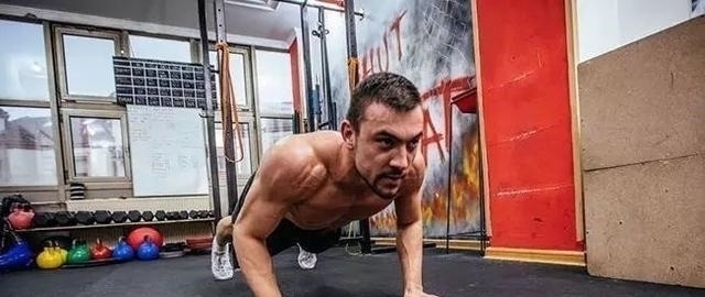 俯卧撑|新手都在做俯卧撑，老手却拿双杠臂屈伸练胸，这两个动作差在哪