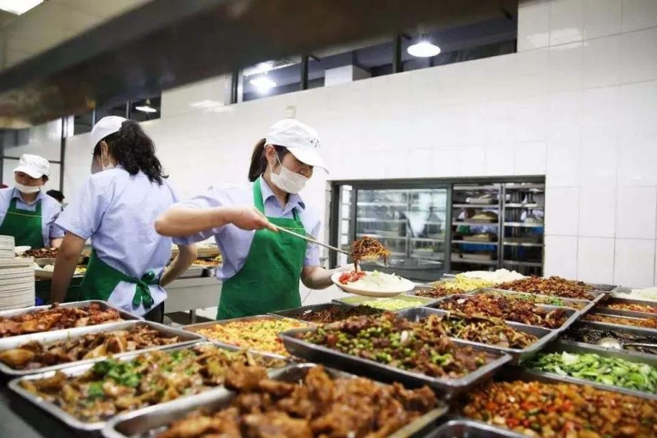 咸菜|学生称食堂藏起热菜只给咸菜，学校的回应来了，凭什么惯着你？