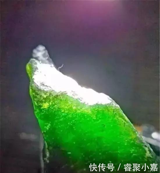 这种与翡翠共生的“高冰帝王绿”，其实就值几百块钱！