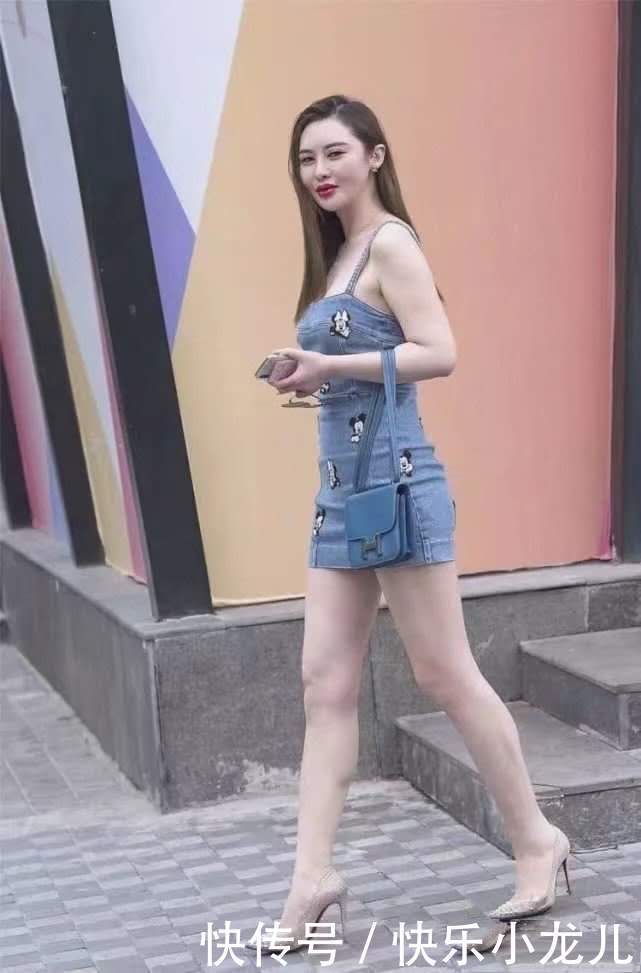 街拍牛仔吊带连衣裙,小姐姐性感又迷人