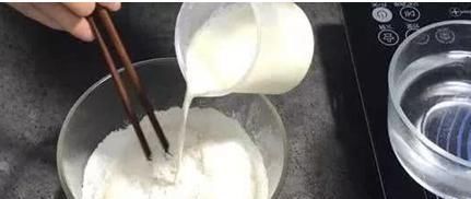 北方人最爱的糕点,搅一搅蒸一蒸,撒上葡萄干,比发糕好吃10倍