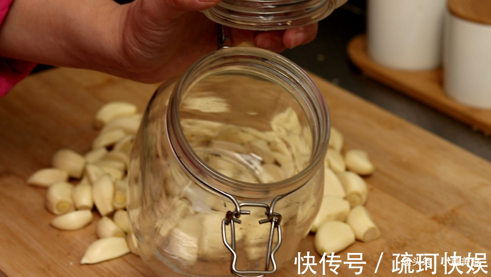 腌腊八蒜|腌腊八蒜,直接加醋泡就错了!多加这2步,清脆可口,2天就变绿