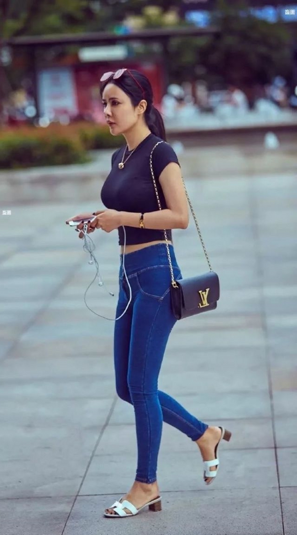 吊带|路人街拍,红色碎花吊带搭配破洞牛仔裤,甜美十足