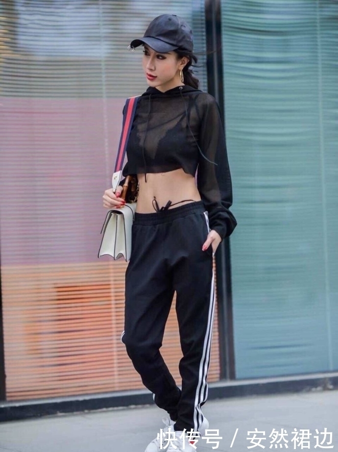 婀娜多姿|街拍:妹子,婀娜多姿时尚,搭配有致简约又大方的搭配!