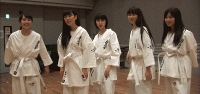 |搞笑GIF： 厉害了我的姐 乘电梯都不忘秀一下美腿