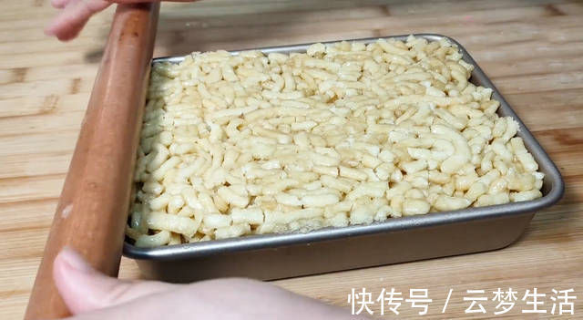 1碗面2个鸡蛋,教你在家自制沙琪玛,简单易学,吃起来香酥绵软