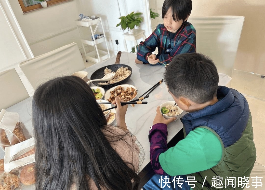 刘畊宏晒爸爸5聚会照，春哥一手抱Jasper一手抱小泡芙