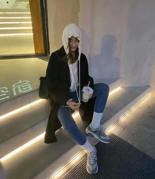 大衣显沉闷？那是你不会穿！内搭配这几个“颜色”，吸晴好看