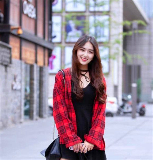 街拍：嫣然巧笑的美女，格子外衣搭配连衣裙，时尚又不美感