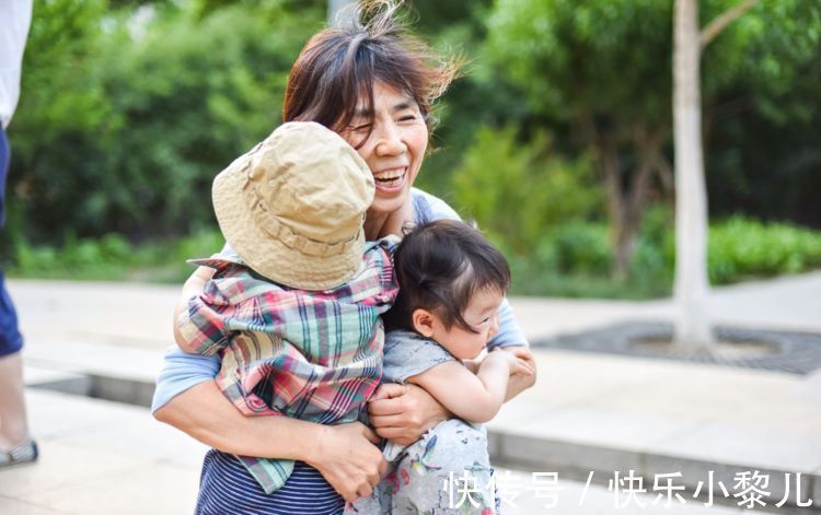 老人|奶奶和姥姥都来家里做客,孩子更欢迎奶奶,得知原因姥姥默默离开