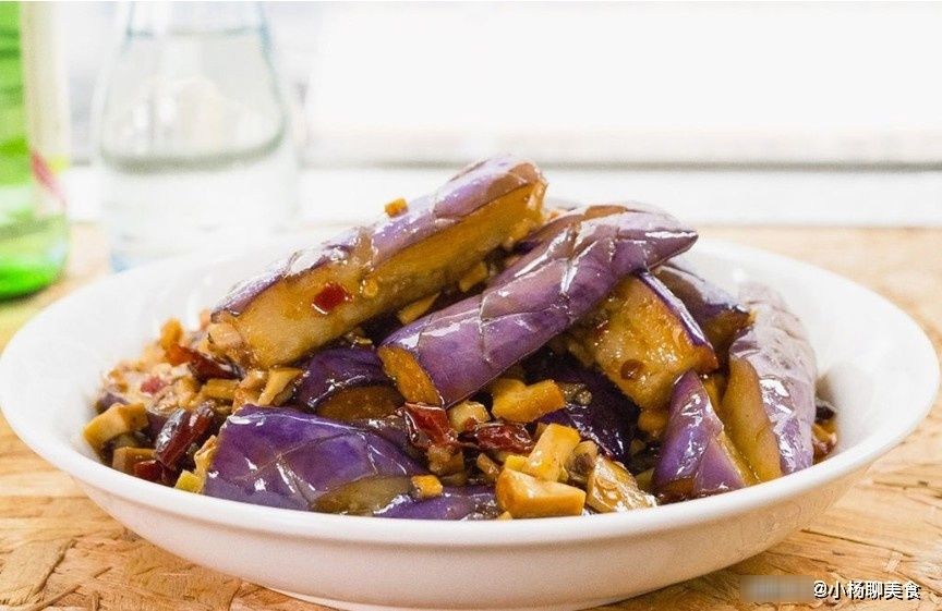 炒茄子时，不要先放油，学会这样做，茄子不油腻不发黑，口感香嫩