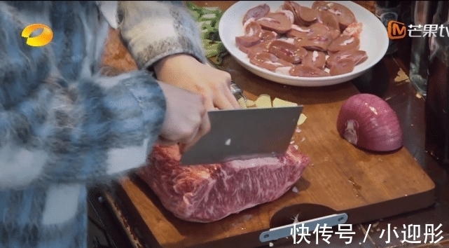 师父|张艺兴带5斤雪花牛肉给黄磊，一片要500元，自称吃了不会发胖