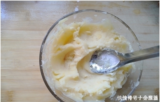 不用揉面2分钟就做一锅,比买的炸薯条还好吃,加俩鸡蛋个个香嫩