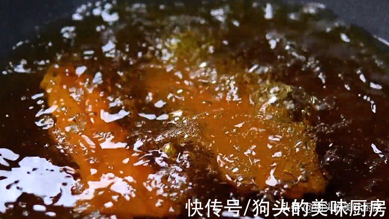 没有烤箱也能做的香酥五花肉，咬一口酥得掉渣，麻辣好吃不油腻