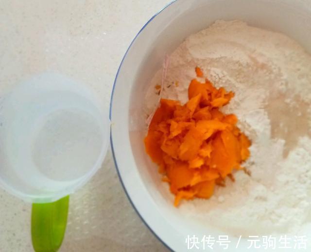 南瓜加面粉,除了发糕还能做成花,好吃又好看,真正的色香味俱全
