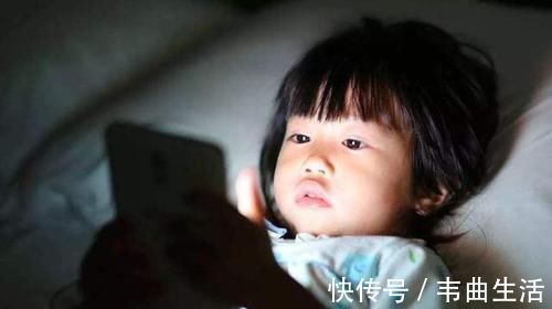 人生|妈妈,我想玩手机,两位妈妈不同回答,决定孩子不同的人生格局