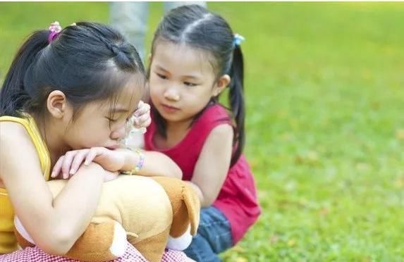 讨好型人格|孩子在外面被欺负,千万不要教他说这三个字,否则会越来越软弱