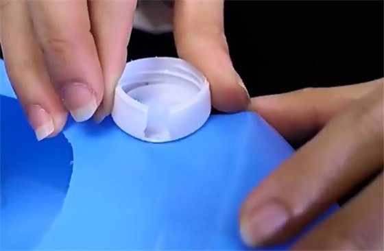 塑料瓶|洗衣液瓶子简单改造一下,放在床上,很实用,全家人抢着用