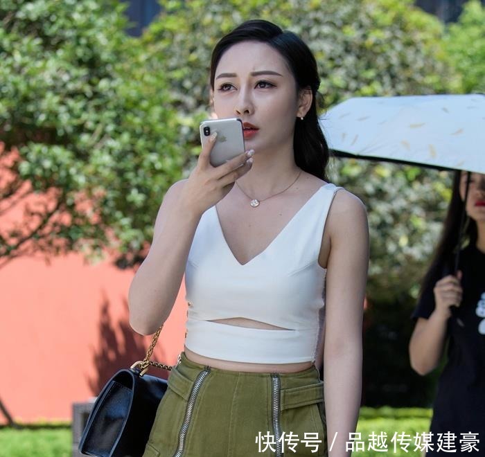 漂亮|街拍:好漂亮的小姐姐,身穿一字肩小款上衣,美极了!