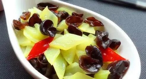  饮食|精选美食：红油拌猪耳、蒜香炒花甲、青笋炒木耳、烤冷面的做法