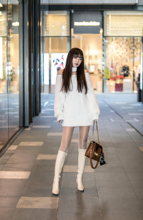 不能小看白色的裙子，早春搭配离不开，轻松穿出女神气质